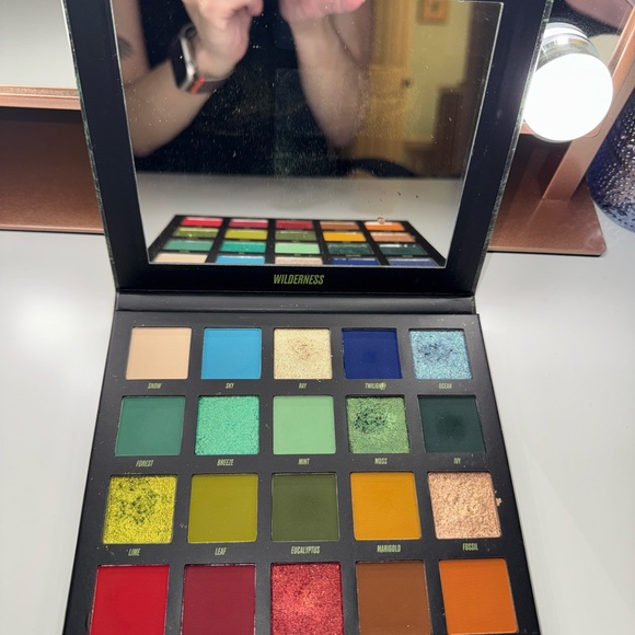 Beauty Bay Wilderness eyeshadow palette - Picture 3 of 5